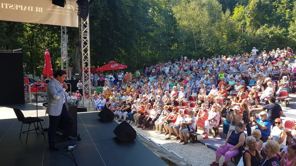 Nyári Károly a jótékonyság elkötelezett híveként, nagy szeretettel vállalta a Tisztelet Társasága felkérését, hogy fellépésével örömet szerezzen a szépkorúak részére.